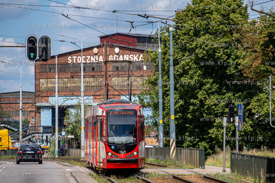 Tramwaj DUWAG N8C na Jana Skolna w Gdańsku. W oddali...