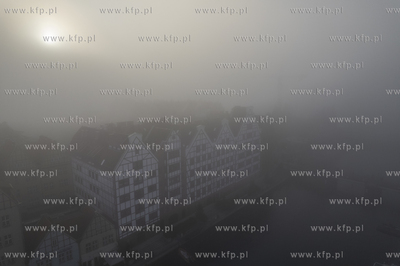 Jesienna mgła o poranku w Gdańsku. Wyspa Spichrzów....