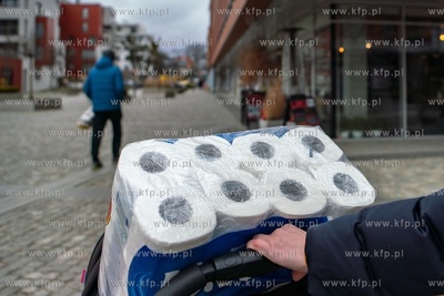 W związku z zagrożeniem epidemicznym ludzie robią...