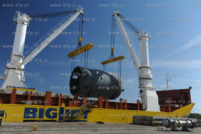 Port w Gdansku. Przeladunek elementu urzadzenia do...