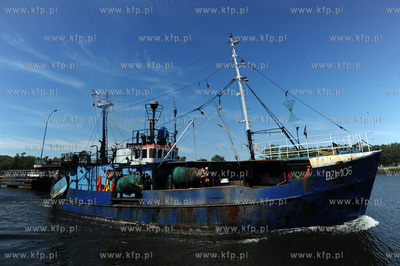 Dziwnow, rzeka Dziwna. Kuter rybacki DZI-106 posiada...