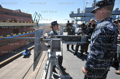 Okrety 12 panstw uczestniczacych w miedzynarodowych...