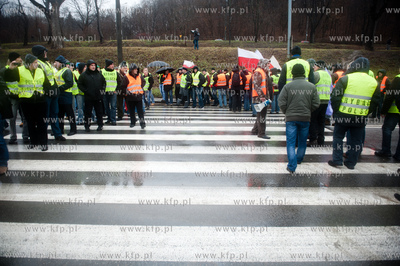 Gdansk. Trakt Sw. Wojciecha. Rybacy blokujac przejscie...