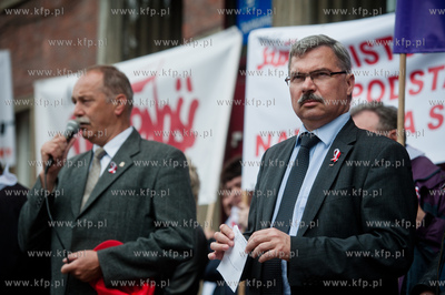 Gdansk. Manifestacja przed Urzedem Marszalkowskim zorganizowana...