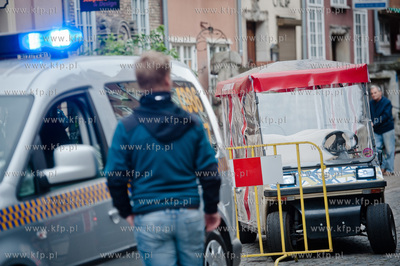 Gdansk. Ul. Piwna. Patrol Strazy Miejskiej kontroluje...