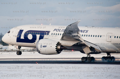 Gdansk. Port Lotniczy im. Lecha Walesy. Boeing 787-800...