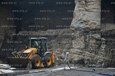 Gdansk. Wisloujscie. Montaz maszyny drazacej TMB, ktora...