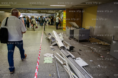 Gdansk. Rozbiorka punktow handlowych znajdujacych sie...