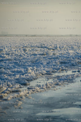 Skuta lodem Wisla na wysokosci przeprawy promowej w...