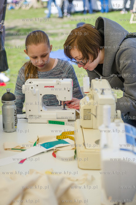 Gdynia. Skwer Arki Gdynia. Majowka przy Bulwarze, podczas...