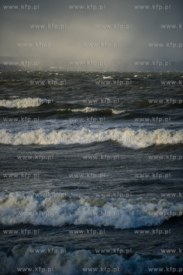 Gdańsk. Silny wiatr oraz wysokie fale na Zatoce Gdańskiej....