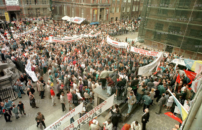 Manifestacja przed Dworem Artusa na DlugimTargu w Gdansku...