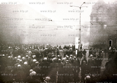Grudzien 1970, demonstranci i stoczniowcy pod komenda...