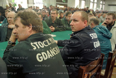 Wiec w Stoczni Gdanskiej sala BHP, po deczyzji sadu...