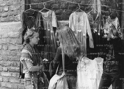 Butik pod golym niebem na Dlugim Pobrzezu w Gdansku...