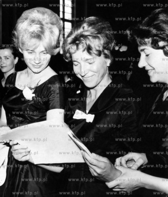 Uroczystosc zakonczenia studiow przez 52 studentow...