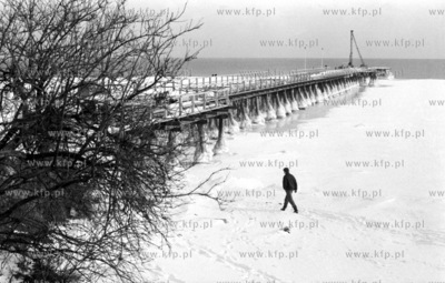Zaśnieżona plaża w Gdyni Orłowie. 
23.02.1986
3luty86_z.kosycarz_p21
Fot....