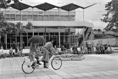 Rowerowy tandem na placu Przyjaźni Polsko Radzieckiej...