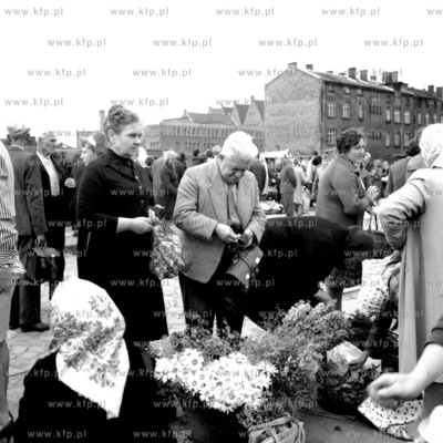 Sprzedaż kwiatów na rynku przy skrzyżowaniu ul....
