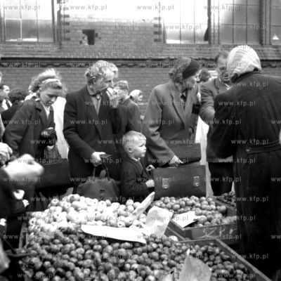 Handel warzywami i owocami obok Hali Targowej w Gdańsku....