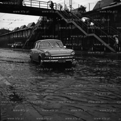 Obfite opady deszczu utrudnily komunikacje na ulicy...