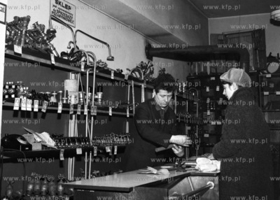 W sklepie hydraulicznym.
02.1969
0001956z_luty1969
Fot....