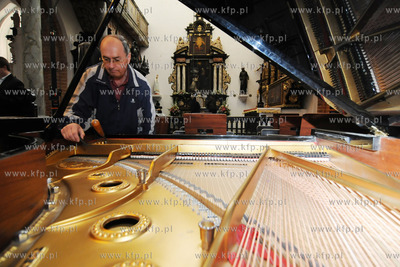 Mgr Maciej Jenda z Sopotu podczas strojenia fortepianu...