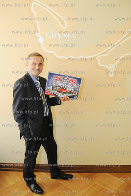 Gdynia znalazla sie na planszy gry MONOPOLY. Nz. Wojciech...