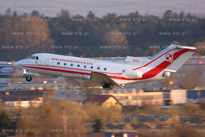 Gdansk, Rebiechowo. Nz. Jak 40 Sily powietrzne RP.
19.04.2009
fot....