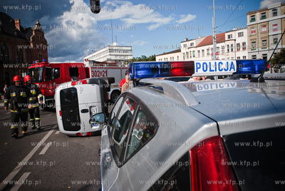 Zderzennie dwoch samochodow (zielonego BMW i srebrnego...