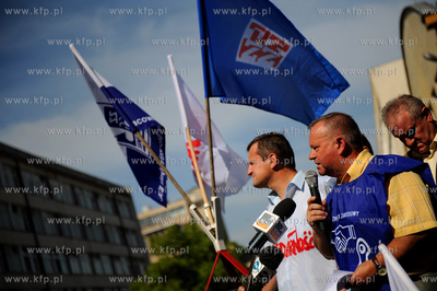 Gdynia. Pikieta pod brama do Stoczni Gdynskiej nawolujaca...