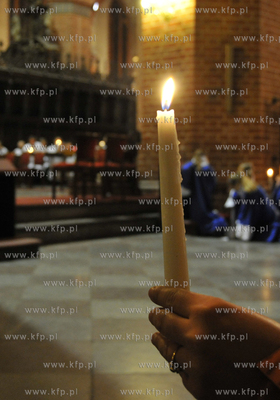 Adwent w kosciolach chrzescijanskich to okres trwajacy...