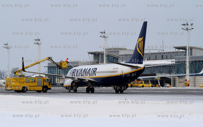 Zima na Rebiechowie. Nz. Boeing737 Ryanair.  04.01.2010...