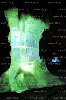 II Festiwal Rzezb Lodowych w Gdyni. Nz. Rzezba sztormowej...