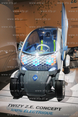 Salony samochodowe na Polach Elizejskich (Champs Elysee...