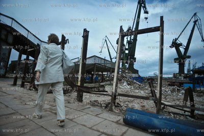 Rozbiorka zabytkowych hali Stoczni Gdanskiej, tereny...