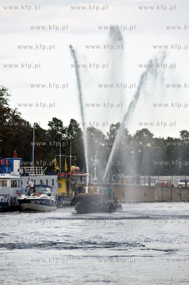 IV Zlot Oldtimerow w Gdansku -  parada wiekowych jachtow...