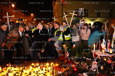 Warszawa. Pol roku po katastrofie w Smolensku pod Palacem...
