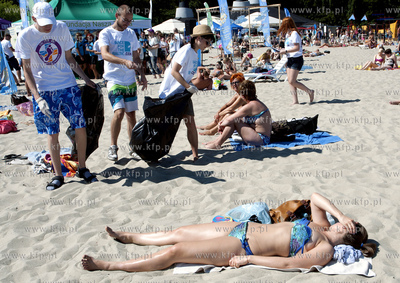 Miedzynarodowe sprzatanie plazy srodmiescie w Gdyni....