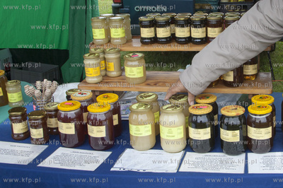 Swieto Miodu Pszczolkowskiego w Parku Lipowym w Pszczolkach...