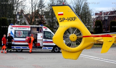 W Chojnicach, przed wejsciem do jednego z supermarketow...