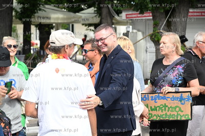 Symboliczne przejście przez Drzwi do Tolerancji. Marsz...