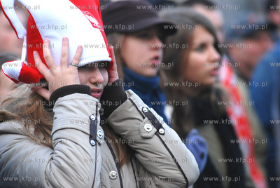 Gdynianie kibicuja przed ustawionym na Placu Grunwaldzkim...