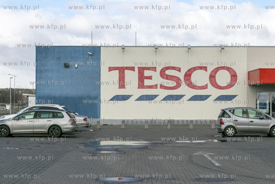 Hipermarket Tesco przy ulicy Ignacego Domeyki w Pruszczu...