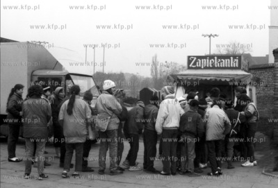 Kolejka przy budce z zapiekankami w Gdansku. Zapiekanka...