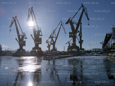 Dzwigi Stoczni Gdanskiej. 24.01.2004 fot. Wojtek Jakubowski...