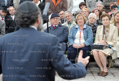 Przed Dworcem PKP w Gdansku odslonieto pomnik poswiecony...
