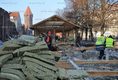 Rozbiorka pawilonow handlowych wzdluz starych murow...