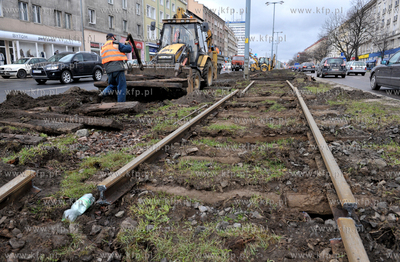 Rozbiorka starego torowiska tramwajowego na al. Grunwaldzkiej...