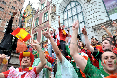 Gdansk, Dlugi Targ. Irlandzcy i hiszpanscy kibice bawia...
